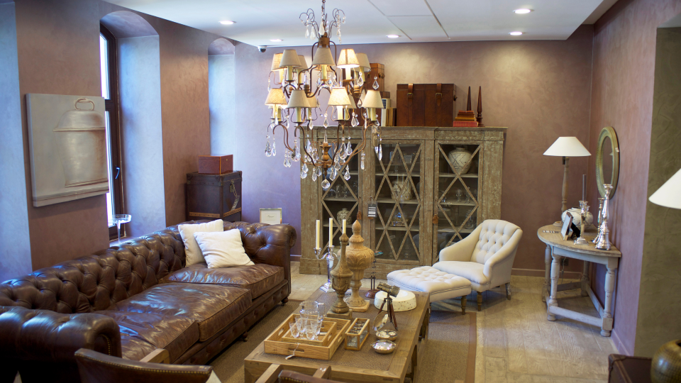 The Difference Between a Lamp and a Chandelier